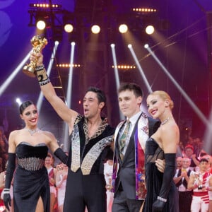 Louis Ducruet donne le Clown d'or à René Casually Junior, Merrylu Casually et Quincy Azzario - Remise des prix lors du 4ème jour du 45ème Festival International du Cirque de Monte Carlo sous le chapiteau Fontvieille à Monaco le 24 janvier 2023. © Olivier Huitel/Pool/Bestimage 