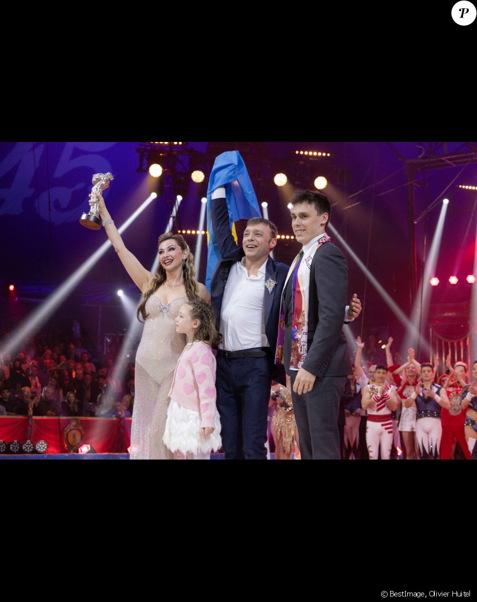 Louis Ducruet donne un 'Clown d'argent' a 'Secret of my Soul' - Remise des prix lors du 4ème jour du 45ème Festival International du Cirque de Monte Carlo sous le chapiteau Fontvieille à Monaco le 24 janvier 2023. © Olivier Huitel/Pool/Bestimage