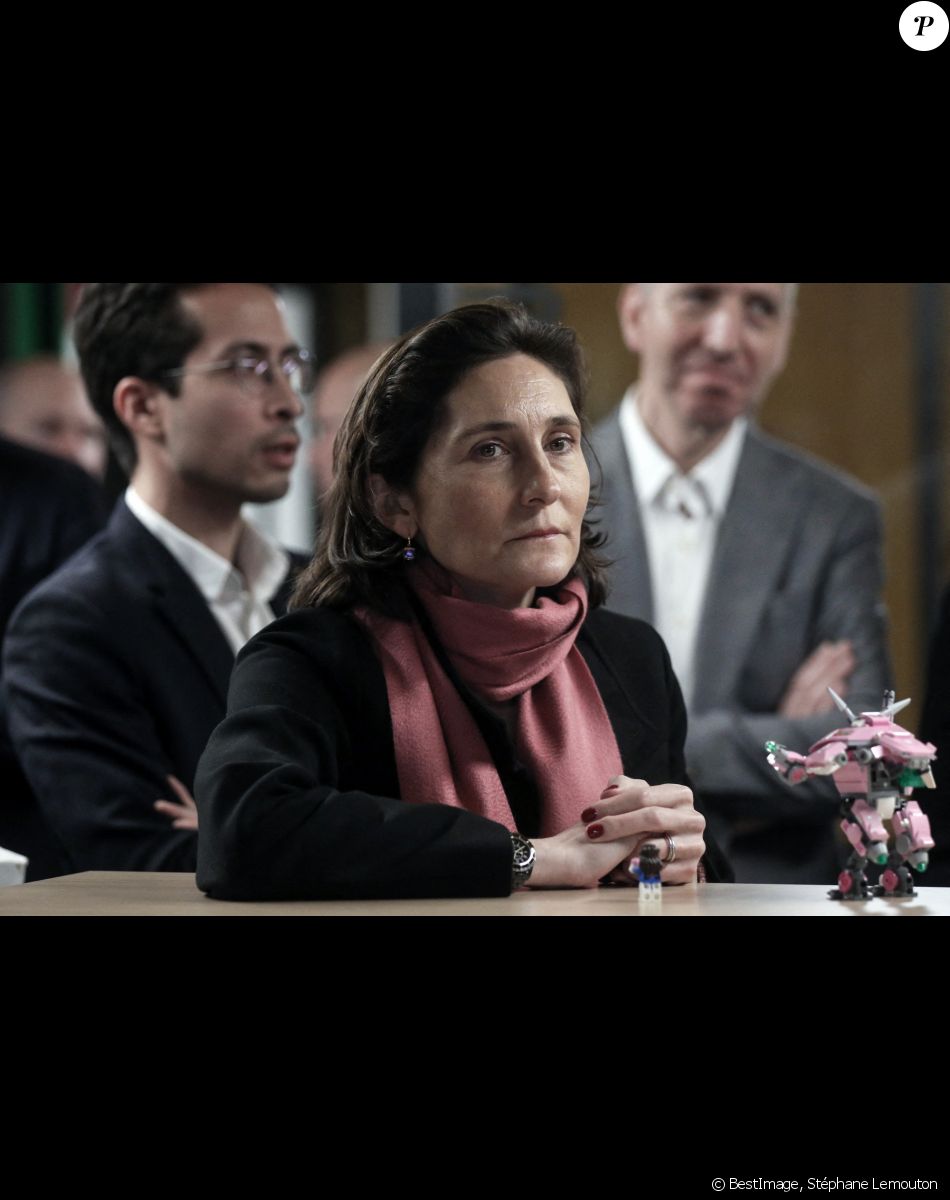 Amélie Oudéa-Castéra, ministre des Sports et des Jeux Olympiques et Paralympiques organise avec Jean-Noël Barrot, ministre délégué chargé de la Transition numérique et des Télécommunications, dans le cadre du cycle d'ateliers "Impulsion politique et coordination stratégique" visitent la maison de l'Esport, à Paris, France. © Stéphane Lemouton / Bestimage