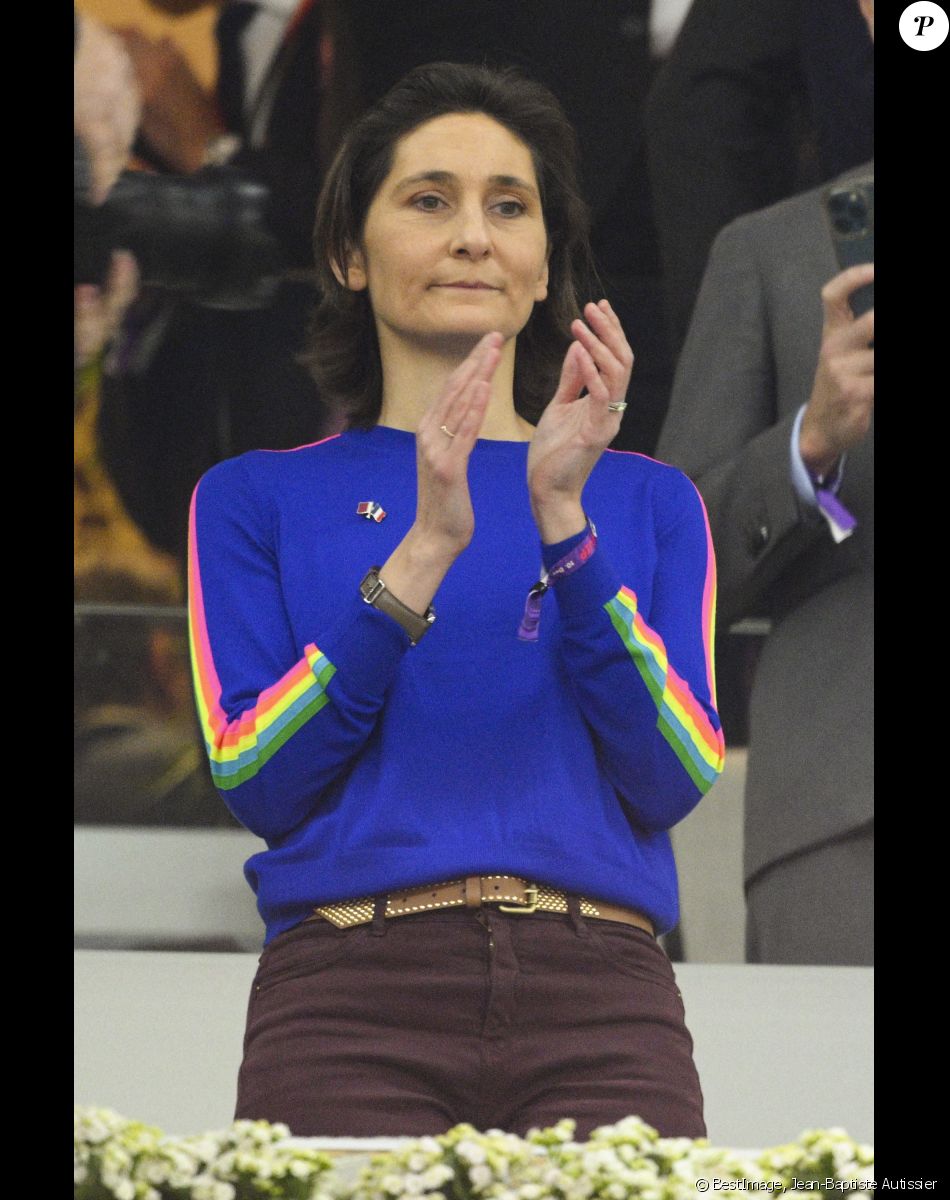 Amélie Oudéa-Castéra, ministre des Sports et des Jeux olympiques et paralympiques ( avec des manches arc-en-ciel en soutien aux LGBT) tribune du match de football de quart de finale opposant la France à l'Angleterre lors de la coupe du Monde (FIFA 2022) au stade Al Bayt à Al Khor au Qatar, le 10 décembre 2022. La France a gagné 2-1. © Jean-Baptiste Autissier/Panoramic/Bestimage