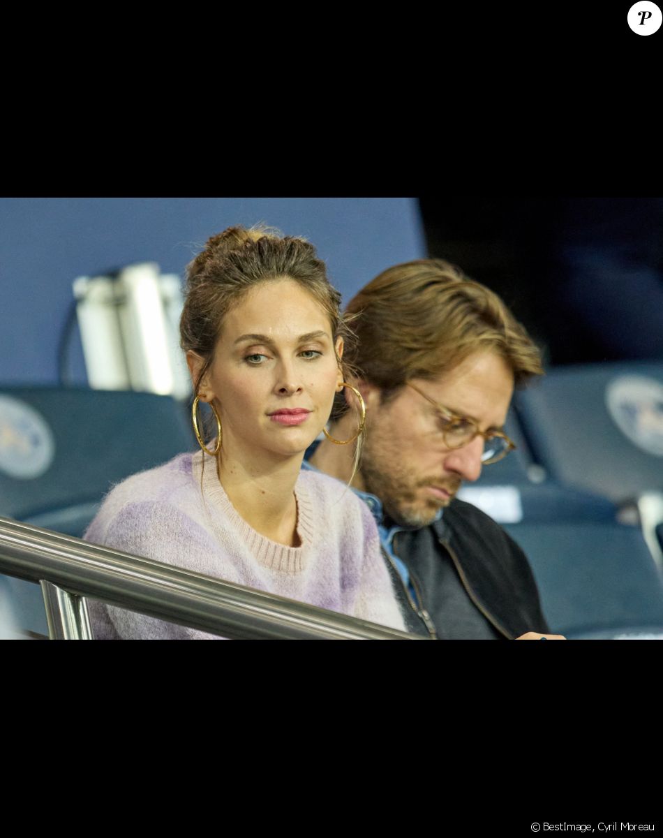 Ophelie Meunier et son mari Matthieu Vergne - People au match de Ligue 1 Uber Eats "PSG -OM" au Parc des Princes à Paris le 16 octobre 2022. © Cyril Moreau/Bestimage