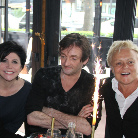 Exclusif - Roger Louret, Olivier Claverie, Catherine Lara, Liane Foly, Pierre Palmade et Muriel Robin lors du déjeuner d'anniversaire de Pierre Palmade au restaurant Le Fouquet's à Paris, le 30 mars 2015. Pierre Palmade a eu 47 ans le 23 mars dernier. 