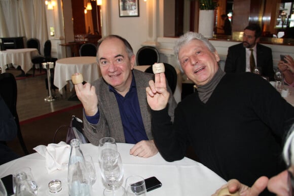Exclusif - Olivier Claverie et Roger Louret posent avec des ronds de serviettes en bois Banana's avec leurs prénoms lors du déjeuner d'anniversaire de Pierre Palmade au restaurant Le Fouquet's à Paris, le 30 mars 2015. Pierre Palmade a eu 47 ans le 23 mars dernier. 