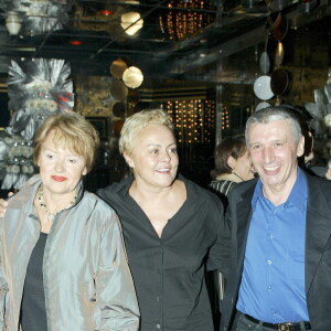 En France, au Casino de Deauville, au REGINE'S , lors de la generale de la comedie musicale ELLES, Muriel ROBIN, sa soeur Lydia et Roger LOURET le 2 décembre 2003.