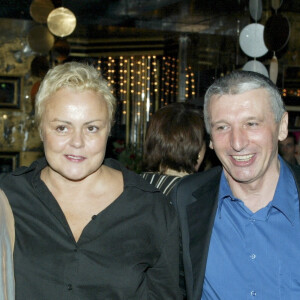 En France, au Casino de Deauville, au REGINE'S , lors de la generale de la comedie musicale ELLES, Muriel ROBIN, sa soeur Lydia et Roger LOURET le 2 décembre 2003.