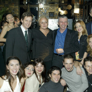 En France, au Casino de Deauville, au REGINE'S, lors de la generale de la comedie musicale ELLE, Eric PAPELIER (groupe Lucien BARRIERE), Muriel ROBIN, Roger LOURET, Dominique DESSEIGNE ( PDG du groupe Lucien BARRIERE) et une partie de la troupe de la comedie musicale le 2 décembre 2003