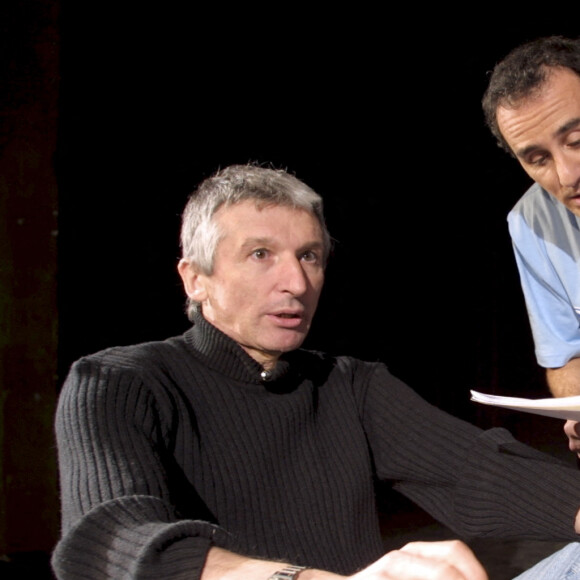 Au theatre d'Enghien-Les-Bains, Elie Semoun et Roger Louret le 17 septembre 2001.