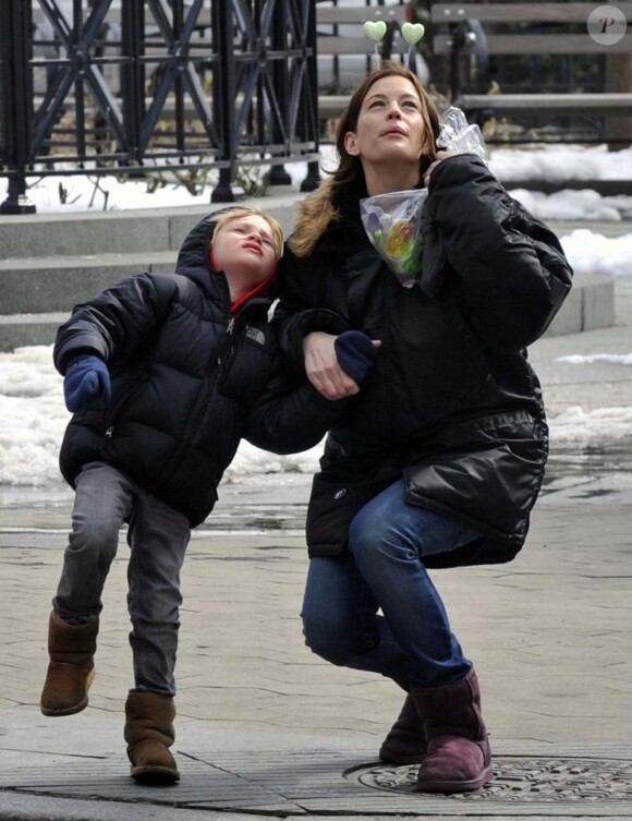 Liv Tyler avec son fiston Milo à New York. Le 18 février 2010