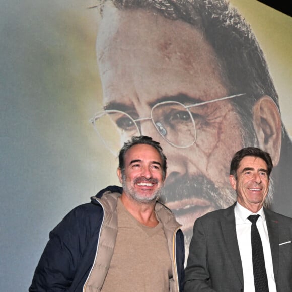 Jean Dujardin, Charles Ange Ginésy, le président du Conseil Départemental des Alpes-Maritimes, Denis Imbert et le producteur Clément Miserez lors de l'avant-première du film "Les Chemins Noirs" réalisé par Denis Imbert, au cinéma Pathé Gare du Sud à Nice, le 26 janvier 2023. © Bruno Bebert/Bestimage