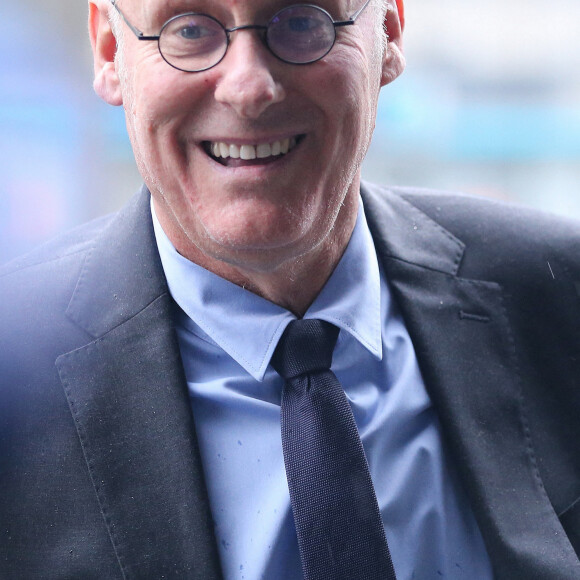 Bernard Laporte arrive au ministère des Sports à Paris, pour s'entretenir avec la ministre A.Oudéa-Castéra, le 22 décembre 2022. Condamné à deux ans de prison avec sursis pour corruption, le président de la Fédération française de rugby a proposé sa mise en retrait de son poste. Il a également fait appel de sa condamnation. © Jonathan Rebboah / Panoramic / Bestimage 