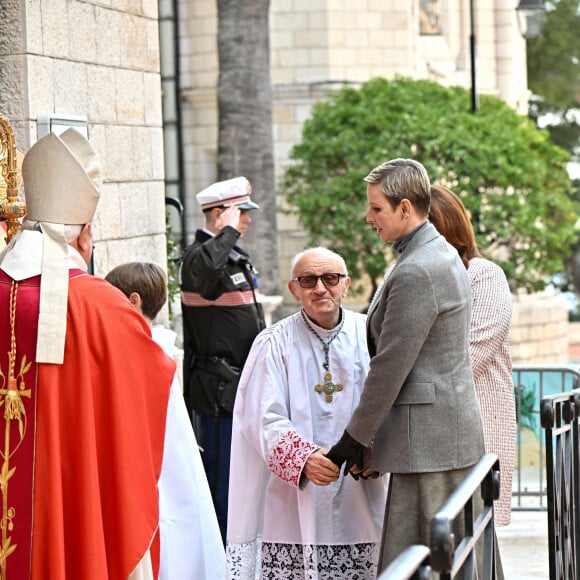 Le père Penzo - La princesse Charlene de Monaco lors de l'arrivée à la messe pontificale lors de la célébration de la Sainte Dévote, sainte patronne de Monaco, à Monaco le 27 janvier 2023. © Bruno Bebert / Bestimage 