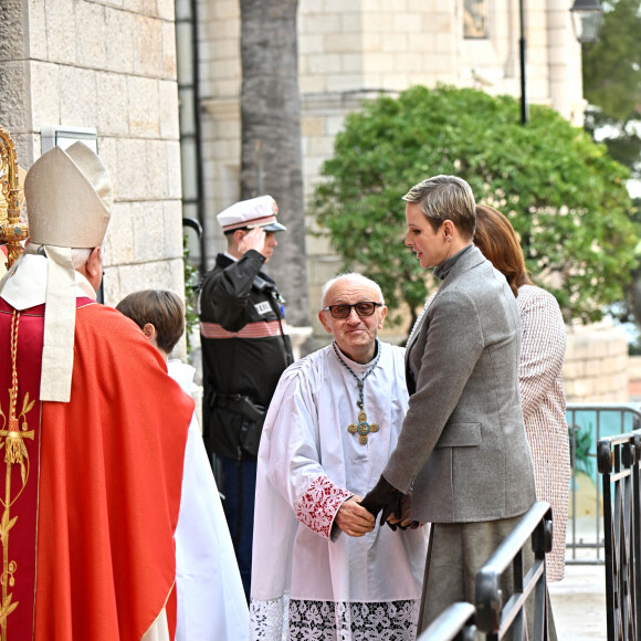 Le père Penzo - La princesse Charlene de Monaco lors de l'arrivée à la messe pontificale lors de la célébration de la Sainte Dévote, sainte patronne de Monaco, à Monaco le 27 janvier 2023. © Bruno Bebert / Bestimage 