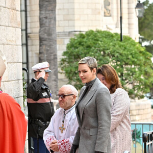 Le père Penzo - La princesse Charlene de Monaco lors de l'arrivée à la messe pontificale lors de la célébration de la Sainte Dévote, sainte patronne de Monaco, à Monaco le 27 janvier 2023. © Bruno Bebert / Bestimage 