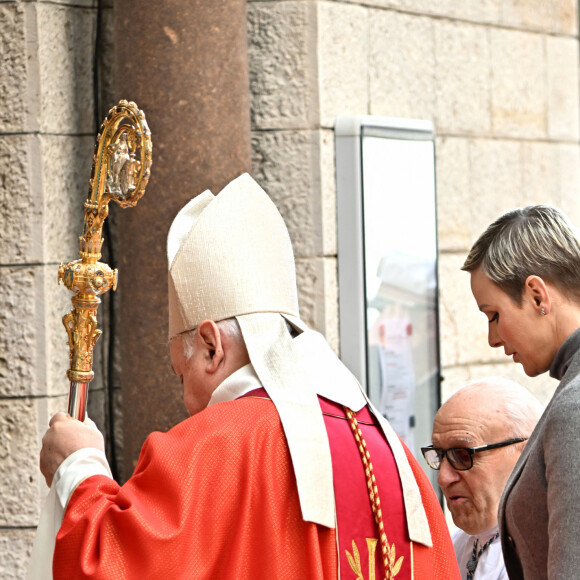 Le père Penzo - La princesse Charlene de Monaco et Mélanie-Antoinette de Massy lors de l'arrivée à la messe pontificale lors de la célébration de la Sainte Dévote, sainte patronne de Monaco, à Monaco le 27 janvier 2023. © Bruno Bebert / Bestimage 