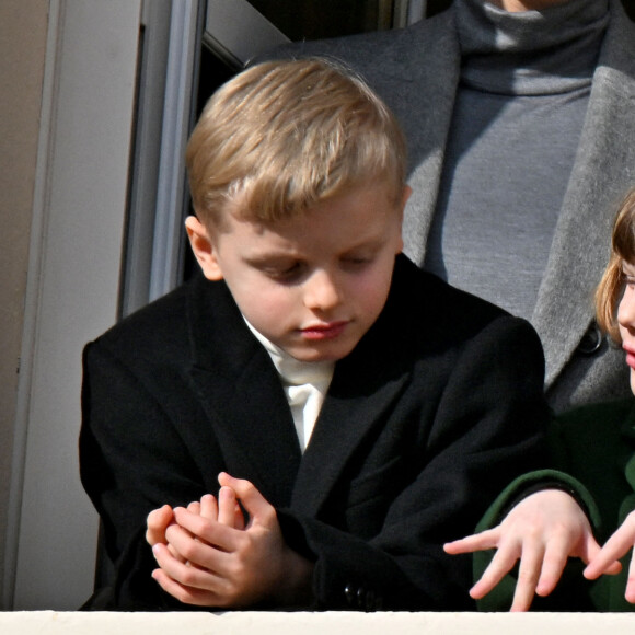 Le prince Jacques de Monaco, marquis des Baux, La princesse Gabriella de Monaco, comtesse de Carladès - La famille princière monégasque au balcon du palais lors de la célébration de la Sainte Dévote à Monaco, sainte patronne de Monaco. Monaco. Le 27 janvier 2023. Déclaré positif au Covid-19 le 24 janvier 2023, le prince Albert porte un masque. © Bruno Bebert / Bestimage 