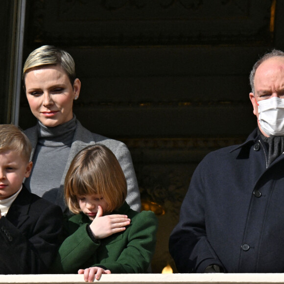 La princesse Charlène de Monaco, Le prince Albert II de Monaco et leurs enfants, Le prince Jacques de Monaco, marquis des Baux, et La princesse Gabriella de Monaco, comtesse de Carladès - La famille princière monégasque au balcon du palais lors de la célébration de la Sainte Dévote à Monaco, sainte patronne de Monaco. Monaco. Le 27 janvier 2023. Déclaré positif au Covid-19 le 24 janvier 2023, le prince Albert porte un masque. © Bruno Bebert / Bestimage 