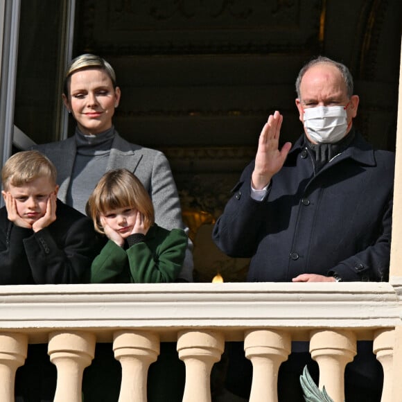 La princesse Charlène de Monaco, Le prince Albert II de Monaco et leurs enfants, Le prince Jacques de Monaco, marquis des Baux, et La princesse Gabriella de Monaco, comtesse de Carladès - La famille princière monégasque au balcon du palais lors de la célébration de la Sainte Dévote à Monaco, sainte patronne de Monaco. Monaco. © Bruno Bebert / Bestimage 