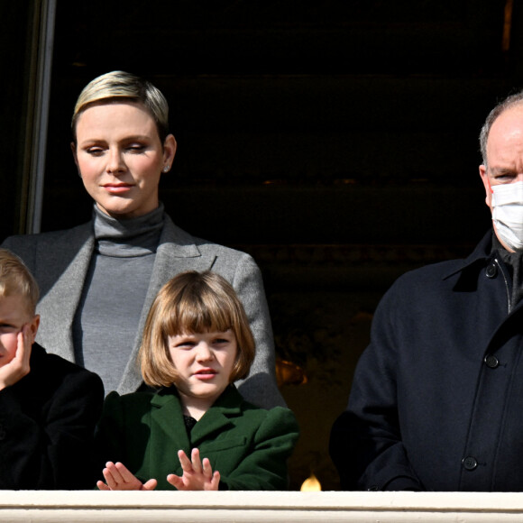 La princesse Charlène de Monaco, Le prince Albert II de Monaco et leurs enfants, Le prince Jacques de Monaco, marquis des Baux, et La princesse Gabriella de Monaco, comtesse de Carladès - La famille princière monégasque au balcon du palais lors de la célébration de la Sainte Dévote à Monaco, sainte patronne de Monaco. Monaco. Le 27 janvier 2023. Déclaré positif au Covid-19 le 24 janvier 2023, le prince Albert porte un masque. © Bruno Bebert / Bestimage 