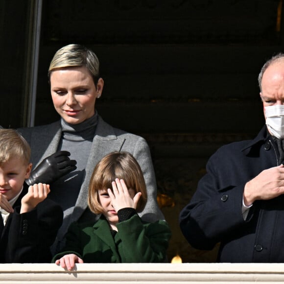 La princesse Charlène de Monaco, Le prince Albert II de Monaco et leurs enfants, Le prince Jacques de Monaco, marquis des Baux, et La princesse Gabriella de Monaco, comtesse de Carladès - La famille princière monégasque au balcon du palais lors de la célébration de la Sainte Dévote à Monaco, sainte patronne de Monaco. Monaco. Le 27 janvier 2023. Déclaré positif au Covid-19 le 24 janvier 2023, le prince Albert porte un masque. © Bruno Bebert / Bestimage 