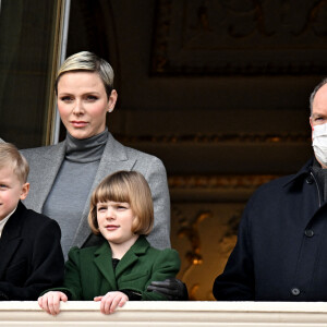 La princesse Charlène de Monaco, Le prince Albert II de Monaco et leurs enfants, Le prince Jacques de Monaco, marquis des Baux, et La princesse Gabriella de Monaco, comtesse de Carladès - La famille princière monégasque au balcon du palais lors de la célébration de la Sainte Dévote à Monaco, sainte patronne de Monaco. Monaco. Le 27 janvier 2023. Déclaré positif au Covid-19 le 24 janvier 2023, le prince Albert porte un masque. © Bruno Bebert / Bestimage 