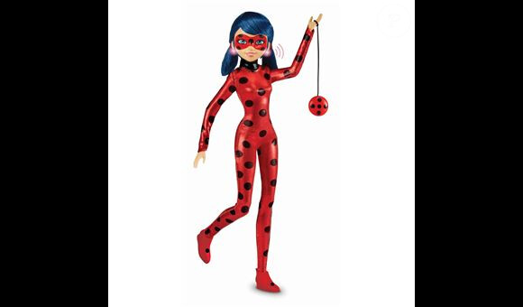 Votre enfant va s'amuser avec son héroïne préférée grâce à cette poupée à fonction Miraculous Ladybug