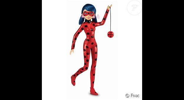 Votre enfant va s'amuser avec son héroïne préférée grâce à cette poupée à fonction Miraculous Ladybug