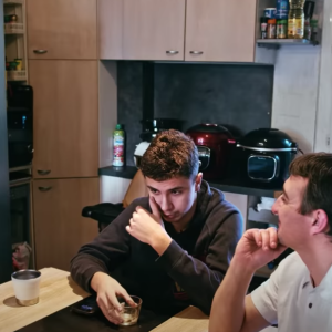 Famille Pellissard : Jeremstar découvre les nombreuses prestations pornos d'Amandine et son époux.
