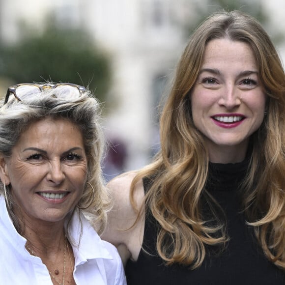 Caroline Margeridon est à Bruxelles avec les acheteurs (Stéphane Vanhandenhoven, Aurore Morisse, Bernard Dumeige, Alexandra Morel, Glorian Kabongo, François-Xavier Renou, François Cases Bardina, Gérald Watelet (animateur) et Jérôme Duvillard (commissaire-priseur)) de l'émission belge "Affaire conclue" pour une vente aux enchères d'objets donnés à "Viva for Life" en Belgique le 29 octobre 2022.