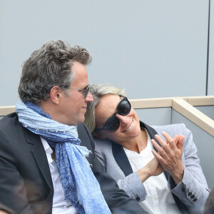 Anne-Sophie Lapix et son mari Arthur Sadoun - Célébrités dans les tribunes des internationaux de France de tennis de Roland Garros à Paris, France, le 9 juin 2019. © Jacovides-Moreau/Bestimage 