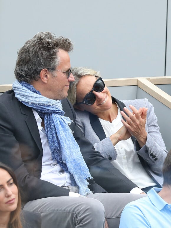 Anne-Sophie Lapix et son mari Arthur Sadoun - Célébrités dans les tribunes des internationaux de France de tennis de Roland Garros à Paris, France, le 9 juin 2019. © Jacovides-Moreau/Bestimage 