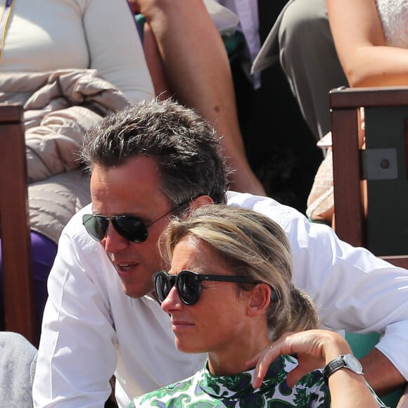 Anne-Sophie Lapix et son mari Arthur Sadoun - People dans les tribunes lors de la finale homme des Internationaux de Tennis de Roland-Garros à Paris le 11 juin 2017. © Dominique Jacovides-Cyril Moreau/Bestimage 