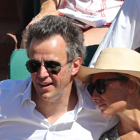 Arthur Sadoun et sa femme Anne Sophie Lapix - Personnalités dans les tribunes lors des internationaux de France de Roland Garros à Paris. Le 10 juin 2017. © Jacovides - Moreau / Bestimage 