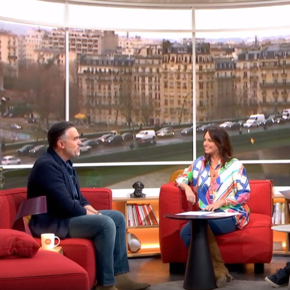 Maxime Chattam, le mari de Faustine Bollaert, invité de "Télématin" pour défendre son dernier roman - France 2