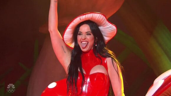 Katy Perry apparait dans un clip psychédélique lors de l'émission "Saturday Night Live" à Los Angeles le 29 janvier 2022. 