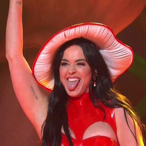Katy Perry apparait dans un clip psychédélique lors de l'émission "Saturday Night Live" à Los Angeles le 29 janvier 2022. 