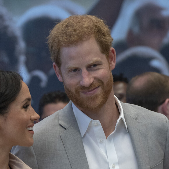 Le prince Harry, duc de Sussex et Meghan Markle, duchesse de Sussex lors de leur visite de l'exposition commémorative de la naissance de Nelson Mandela au centre Southbank à Londres le 17 juillet 2018 