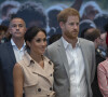 Le prince Harry, duc de Sussex et Meghan Markle, duchesse de Sussex lors de leur visite de l'exposition commémorative de la naissance de Nelson Mandela au centre Southbank à Londres le 17 juillet 2018 