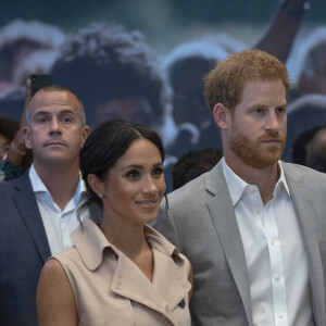 Le prince Harry, duc de Sussex et Meghan Markle, duchesse de Sussex lors de leur visite de l'exposition commémorative de la naissance de Nelson Mandela au centre Southbank à Londres le 17 juillet 2018 