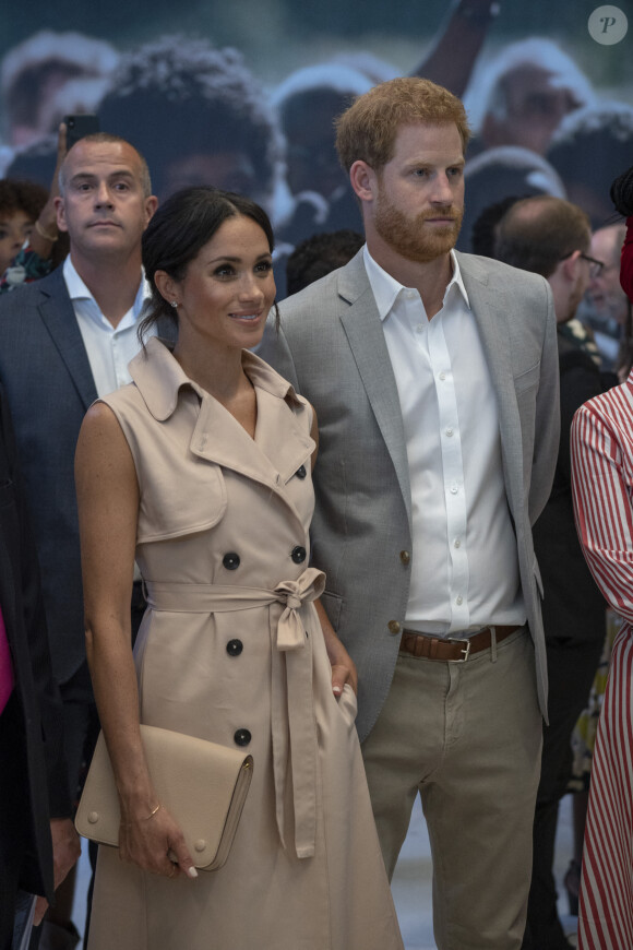 Le prince Harry, duc de Sussex et Meghan Markle, duchesse de Sussex lors de leur visite de l'exposition commémorative de la naissance de Nelson Mandela au centre Southbank à Londres le 17 juillet 2018 