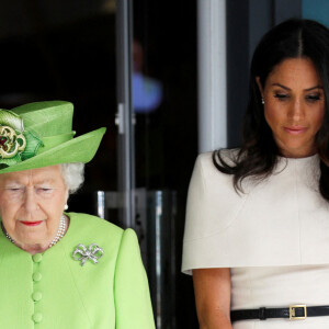 Meghan Markle, duchesse de Sussex, et la reine Elisabeth II d'Angleterre observent une minute de silence en hommage aux victimes de la Tour Grenfell lors de leur visite à Chester. Le 14 juin 2018 