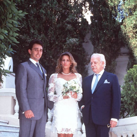 La princesse Stéphanie de Monaco, son mari Daniel Ducruet et son père le prince Rainier en juillet 1995 lors du mariage de la benjamine de la fratrie du Rocher