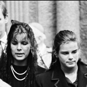 Caroline et Stéphanie de Monaco à l'occasion du premier anniversaire de la mort de leur mère Grace en 1983