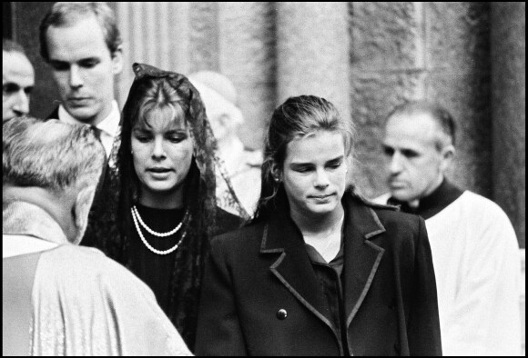 Caroline et Stéphanie de Monaco à l'occasion du premier anniversaire de la mort de leur mère Grace en 1983