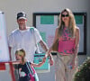 Adam Levine et sa femme Behati Prinsloo se promènent avec leur fille à Santa Barbara le 21 septembre 2022.