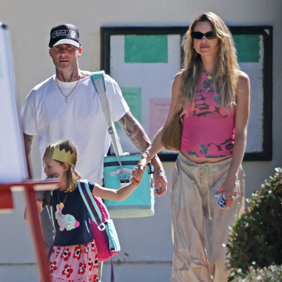 Adam Levine et sa femme Behati Prinsloo se promènent avec leur fille à Santa Barbara le 21 septembre 2022.
