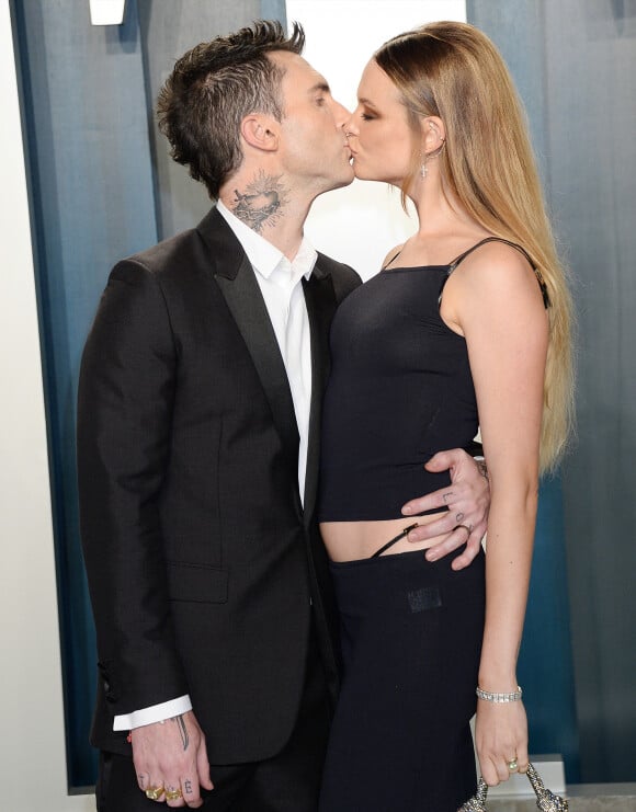 Adam Levine et sa femme Behati Prinsloo à la soirée "Vanity Fair Oscar Party" après la 92ème cérémonie des Oscars 2020 au Wallis Annenberg Center for the Performing Arts à Los Angeles, le 9 février 2020.