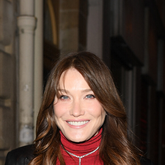 Exclusif - Carla Bruni, accompagnée de son amie Farida Khelfa, arrive au défilé de mode Haute-Couture Jean-Paul Gaultier, au siège parisien du couturier, lors de la Fashion Week Printemps-été 2023 de Paris. Le 25 janvier 2023.