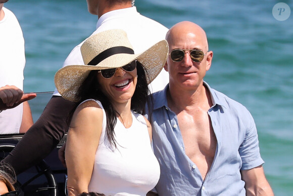 Jeff Bezos, Pdg d'Amazon, et sa compagne Lauren Sanchez viennent chercher le soleil et l'ambiance de Saint-Tropez au Club 55 avec famille et amis le 9 août 2019. © Jacovides / Moreau / Bestimage