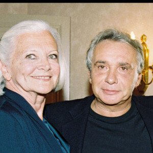 Michel Sardou dans sa loge avec Jean-Marie Périer le soir de la représentation de la pièce "L'homme en question" au théâtre de la porte Saint-Martin en 2002