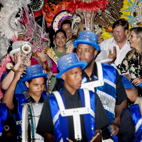 Le roi Willem Alexander des Pays-Bas, la reine Maxima et la princesse Catharina-Amalia des Pays-Bas assistent au festival Bon Bini à Aruba le 31 janvier 2023. 